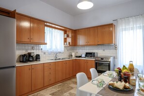 Fridge, microwave, oven, coffee/tea maker