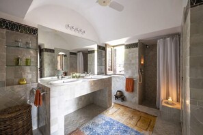 Dusche, Haartrockner, Bidet, Handtücher