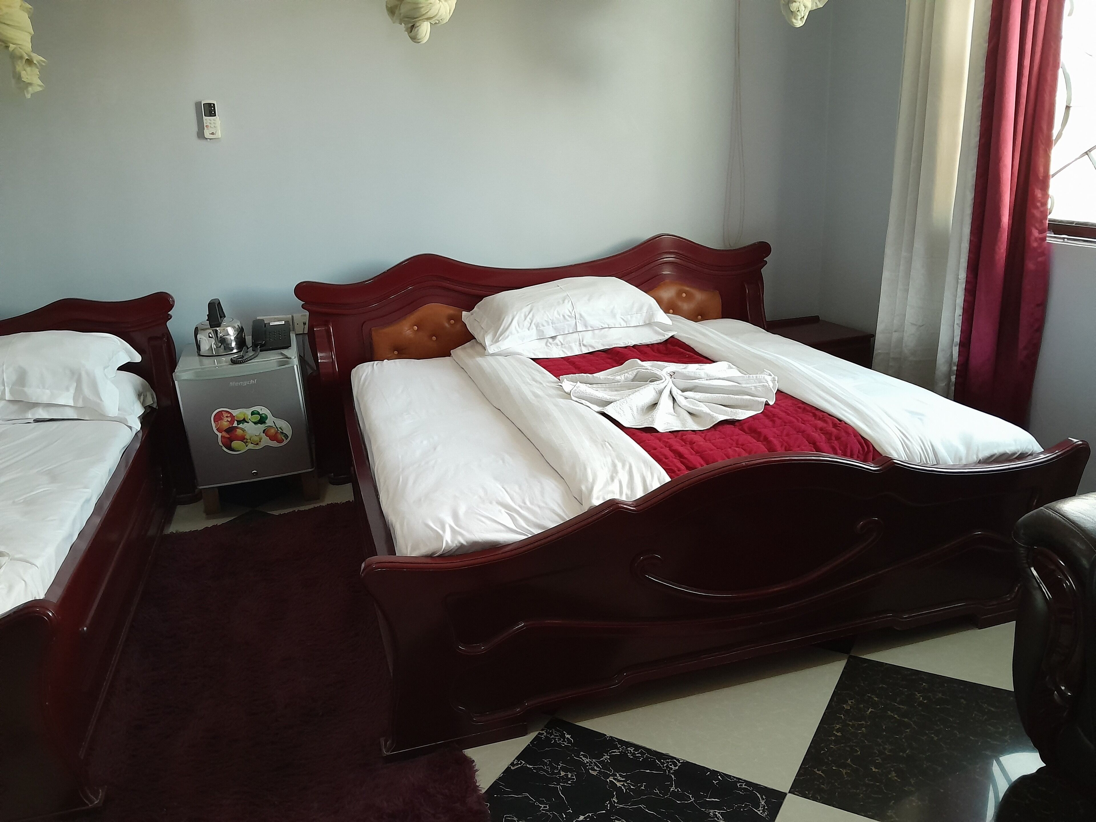 Familie driepersoonskamer | Een minibar, individueel gedecoreerd, een bureau, een laptopwerkplek