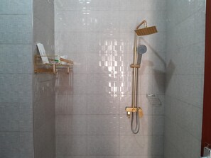 Standard-dobbeltværelse | Badeværelse | Kildevandsbad, hårtørrer, bidet, håndklæder