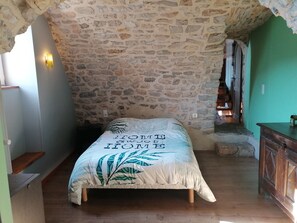 3 bedrooms, travel cot - Gite La Cardabelle (Mostuejouls)