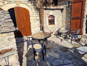 Outdoor dining - Gite La Cardabelle (Mostuejouls)
