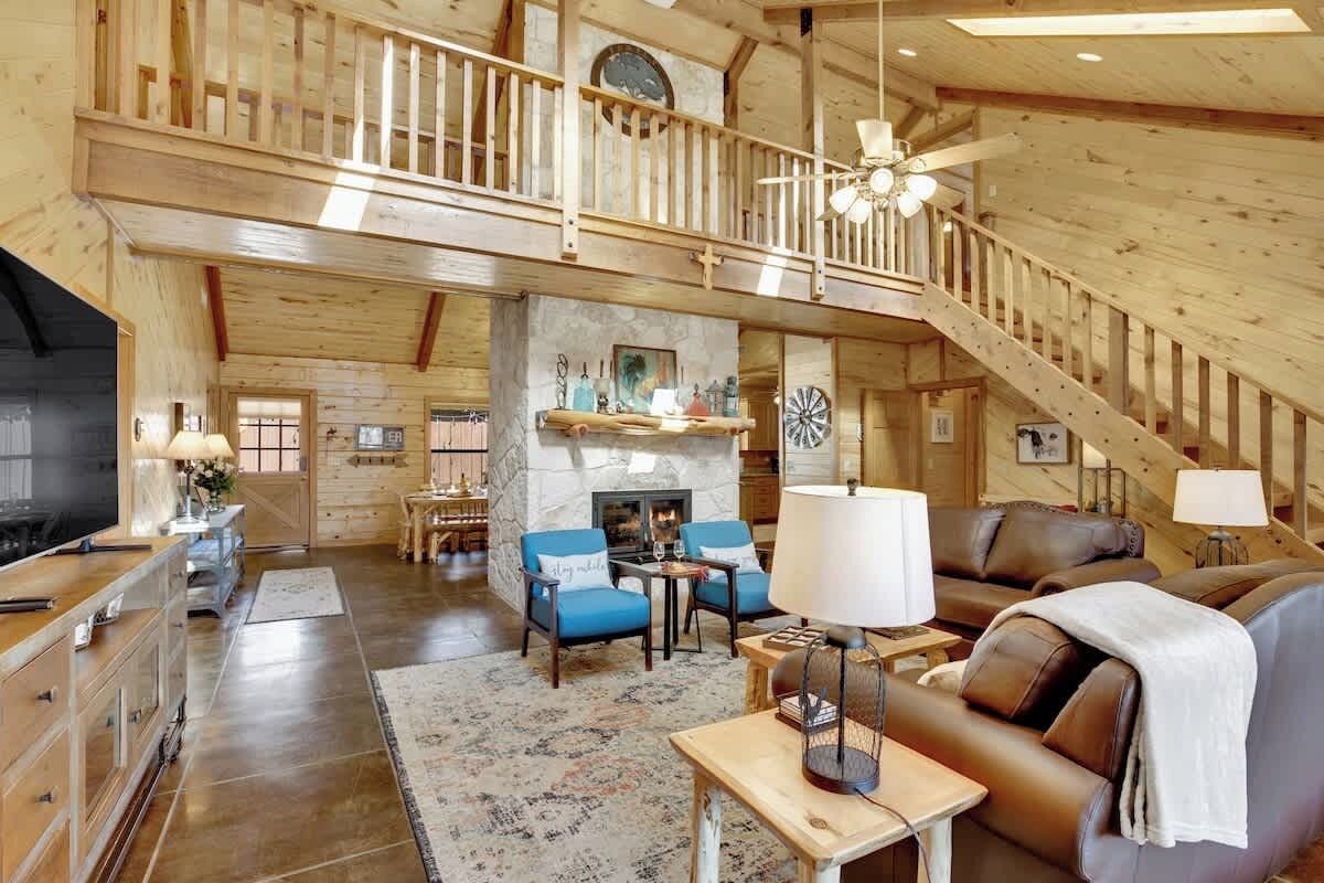 House, Multiple Beds, Hot Tub (157 Emil Eberle Rd) | Living area | MP3 dock