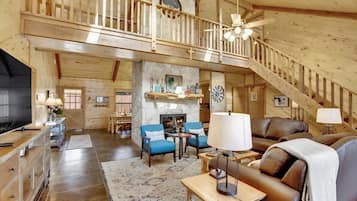 Casa, varias camas, bañera de hidromasaje (157 Emil Eberle Rd) | Zona de estar | Una estación de conexión para MP3