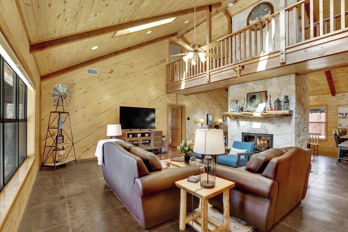 Huis, meerdere bedden, hot tub (157 Emil Eberle Rd) | Woonruimte | Een mp3-dock