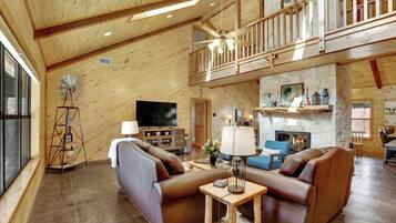 Huis, meerdere bedden, hot tub (157 Emil Eberle Rd) | Woonruimte | Een mp3-dock