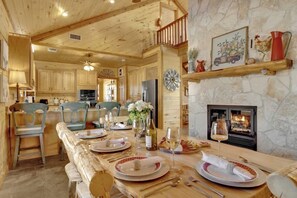 Dining - Shady Lane Lodge - Near Town & Wheelchair Access (Fredericksburg)