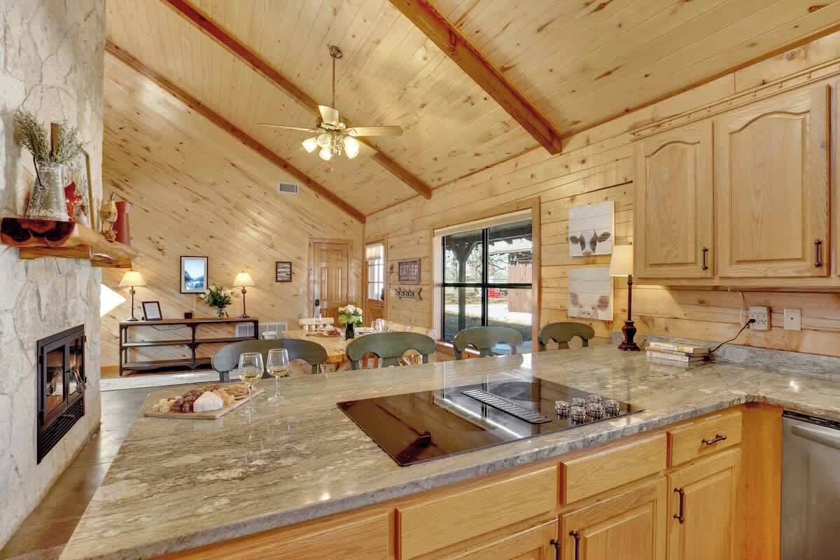 Casa, várias camas, banheira de imersão (157 Emil Eberle Rd) | Cozinha privada | Cafeteira/chaleira
