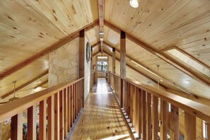 Interior - Shady Lane Lodge - Near Town & Wheelchair Access (Fredericksburg)