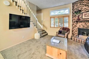 Living area - Cozy Getaway ~ 6 Mi to Dtwn Colorado Springs (Colorado Springs)