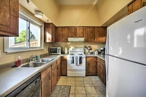 Private kitchen - Cozy Getaway ~ 6 Mi to Dtwn Colorado Springs (Colorado Springs)