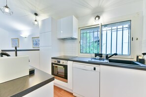 Fridge, microwave, oven, dishwasher - Lou Amourié - Charmante maison avec terrasse (Mougins)