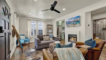 Casa, letti multipli, idromassaggio, vista giardino (305 S Crockett St) | Area soggiorno | Caminetto