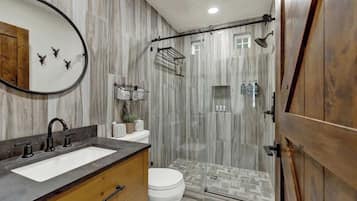 Casa, letti multipli, idromassaggio, vista giardino (305 S Crockett St) | Bagno | Asciugamani