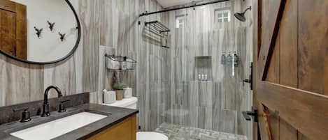 Ferienhaus, Mehrere Betten, Whirlpool, Gartenblick (305 S Crockett St) | Badezimmer