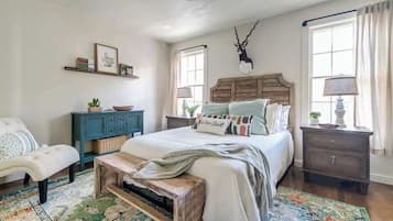 Huis, meerdere bedden, hot tub, uitzicht op tuin (305 S Crockett St) | 3 slaapkamers, individueel gedecoreerd, individueel gemeubileerd