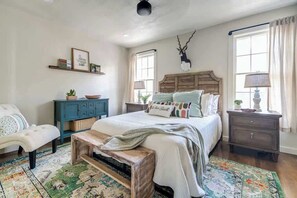 House, Multiple Beds, Hot Tub, Garden View (305 S Crockett St) | 3 bedrooms, individually decorated, individually furnished, free WiFi