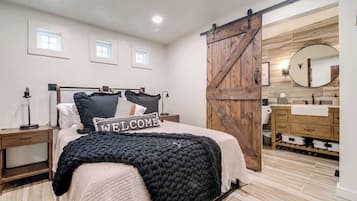 Casa, letti multipli, idromassaggio, vista giardino (305 S Crockett St) | 3 camere, con stile personalizzato, con arredamento individuale