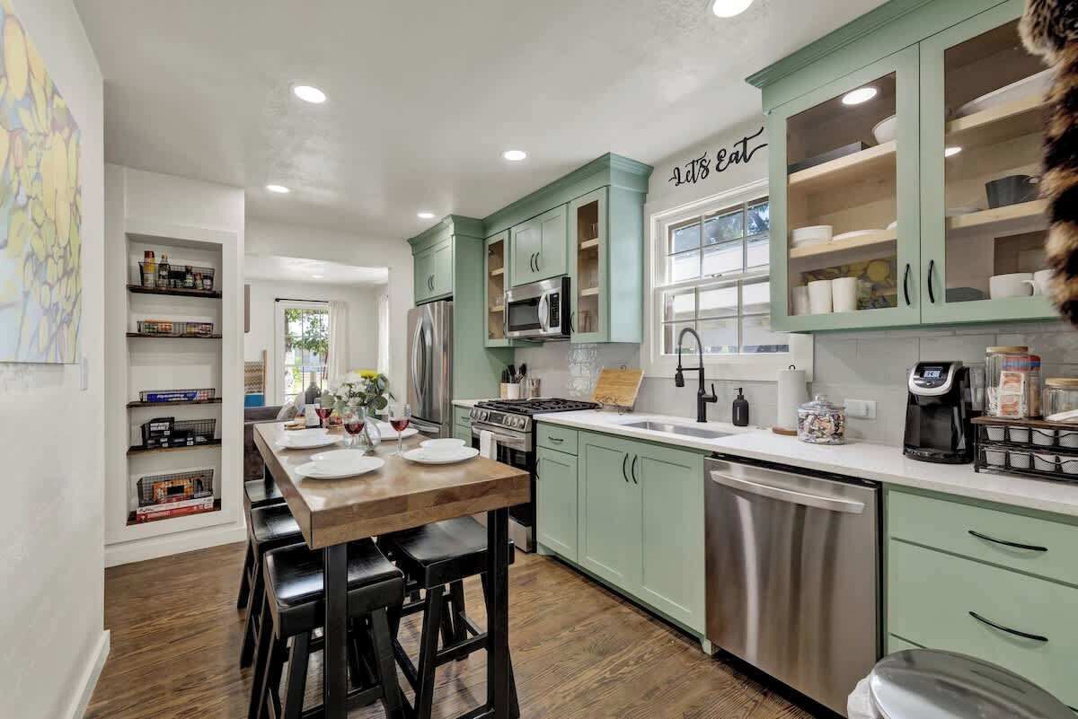 House, Multiple Beds, Hot Tub, Garden View (305 S Crockett St) | Private kitchen | Coffee/tea maker