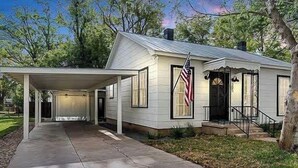 A single-story house with a covered porch and a front entrance. - Southern Charm - Near Main With Hot Tub (Fredericksburg)