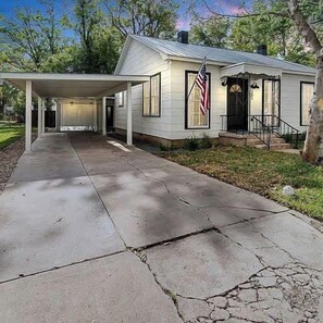 Exterior - Southern Charm - Near Main With Hot Tub (Fredericksburg)