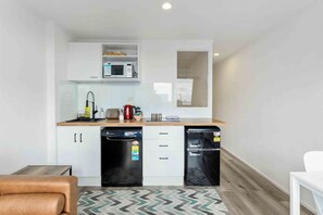 Mikrobølgeovn, kogeplade, opvaskemaskine, kaffe-/temaskine