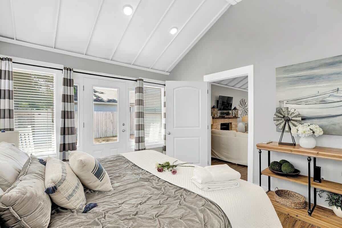 House, Multiple Beds, Hot Tub (310 W Travis- M & G) | 5 bedrooms, individually decorated, individually furnished, bed sheets