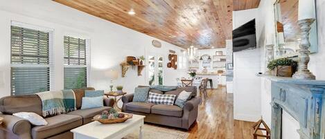 House, Multiple Beds, Hot Tub (310 W Travis- M & G) | Living area