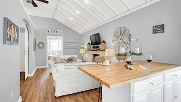 House, Multiple Beds, Hot Tub (310 W Travis- M & G) | Interior