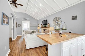 Interior - Luxury Near Main With Hot Tub (Fredericksburg)