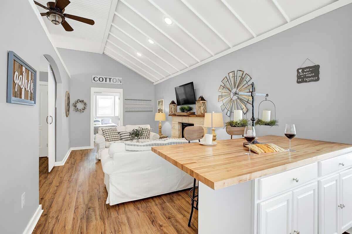 House, Multiple Beds, Hot Tub (310 W Travis- M & G) | Interior