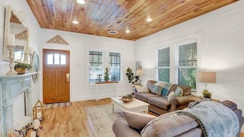 House, Multiple Beds, Hot Tub (310 W Travis- M & G) | Living area