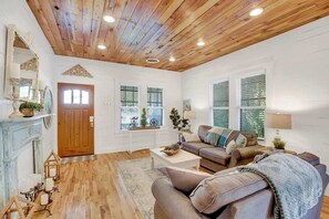 Living area - Luxury Near Main With Hot Tub (Fredericksburg)