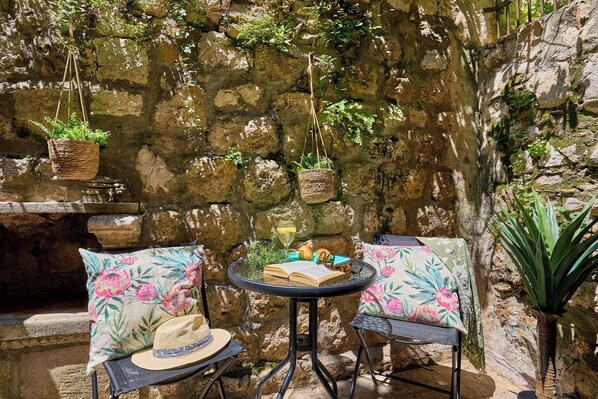 Unclassified image, 1 of 37, button