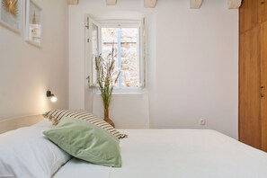 2 bedrooms, desk, iron/ironing board, WiFi