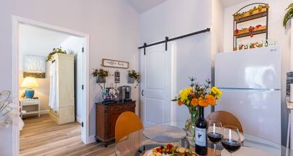 La Casita: Hot-tub & Firepit, 15 min to Fred!