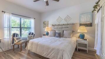 Kabin, Beberapa Tempat Tidur, hot tub (150 Westridge Ln) | 2 kamar tidur dan didekorasi berbeda-beda