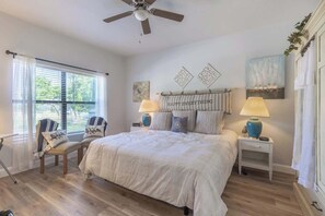 キャビン ベッド (複数台) スパ浴槽 (150 Westridge Ln) | 2 室のベッドルーム、客室ごとに異なる装飾、客室ごとに異なるインテリア、ベッドシーツ