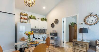 La Casita: Hot-tub & Firepit, 15 min to Fred!