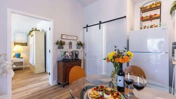 Cabaña, varias camas, hidromasaje (150 Westridge Ln) | 2 habitaciones, decoración personalizada y muebles diferentes