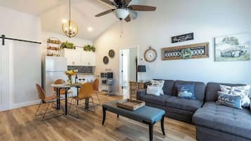 Kabin, Beberapa Tempat Tidur, hot tub (150 Westridge Ln) | Area keluarga