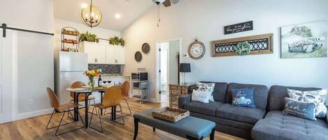 Cabin, Multiple Beds, Hot Tub (150 Westridge Ln) | Living area