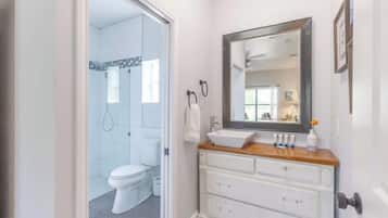 Huisje, Meerdere bedden, bubbelbad (150 Westridge Ln) | Badkamer | Handdoeken