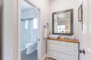Cabaña, varias camas, bañera de hidromasaje (150 Westridge Ln) | Baño | Toallas