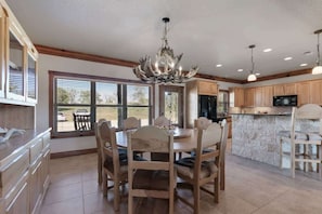 Casa, varias camas, patio (465 Bear Crk- Main) | Restaurantes