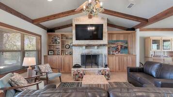 House, Multiple Beds, Patio (465 Bear Crk- Main) | Living area