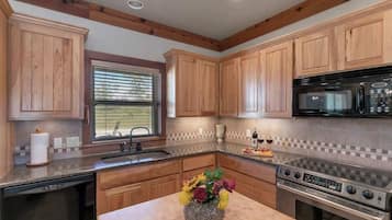 House, Multiple Beds, Patio (465 Bear Crk- Main) | Private kitchen