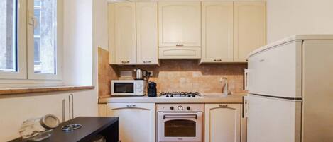 Micro-ondes, four, plaque de cuisson