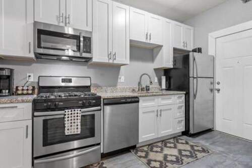 Comfortable stay downtown near sculpture park-7