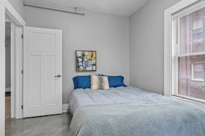 2 bedrooms, iron/ironing board, free WiFi, bed sheets - Comfortable stay downtown near sculpture park-7 (Des Moines)